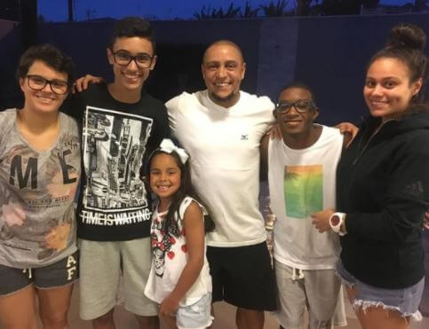 Mariana Luccon husband Roberto Carlos with five of his 11 children.